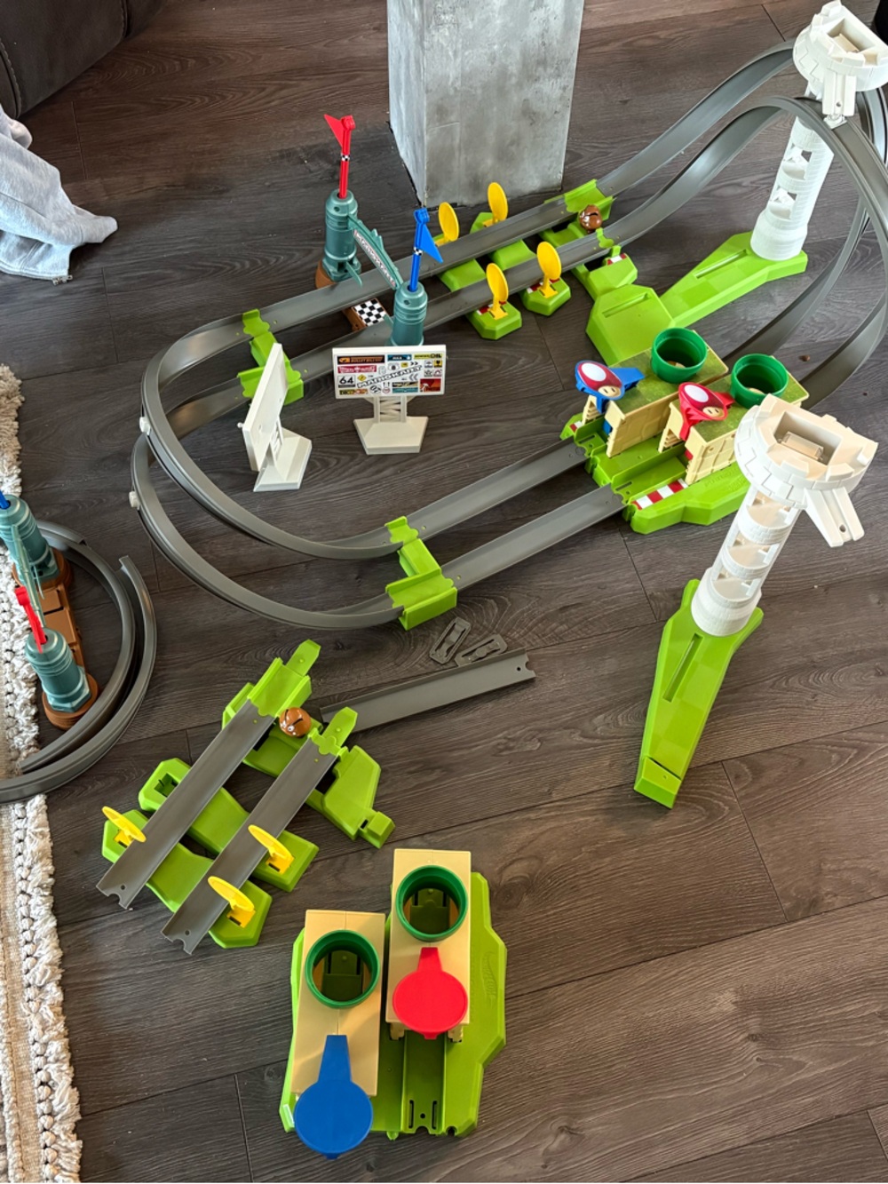 Mario kart Hot Wheels race track
